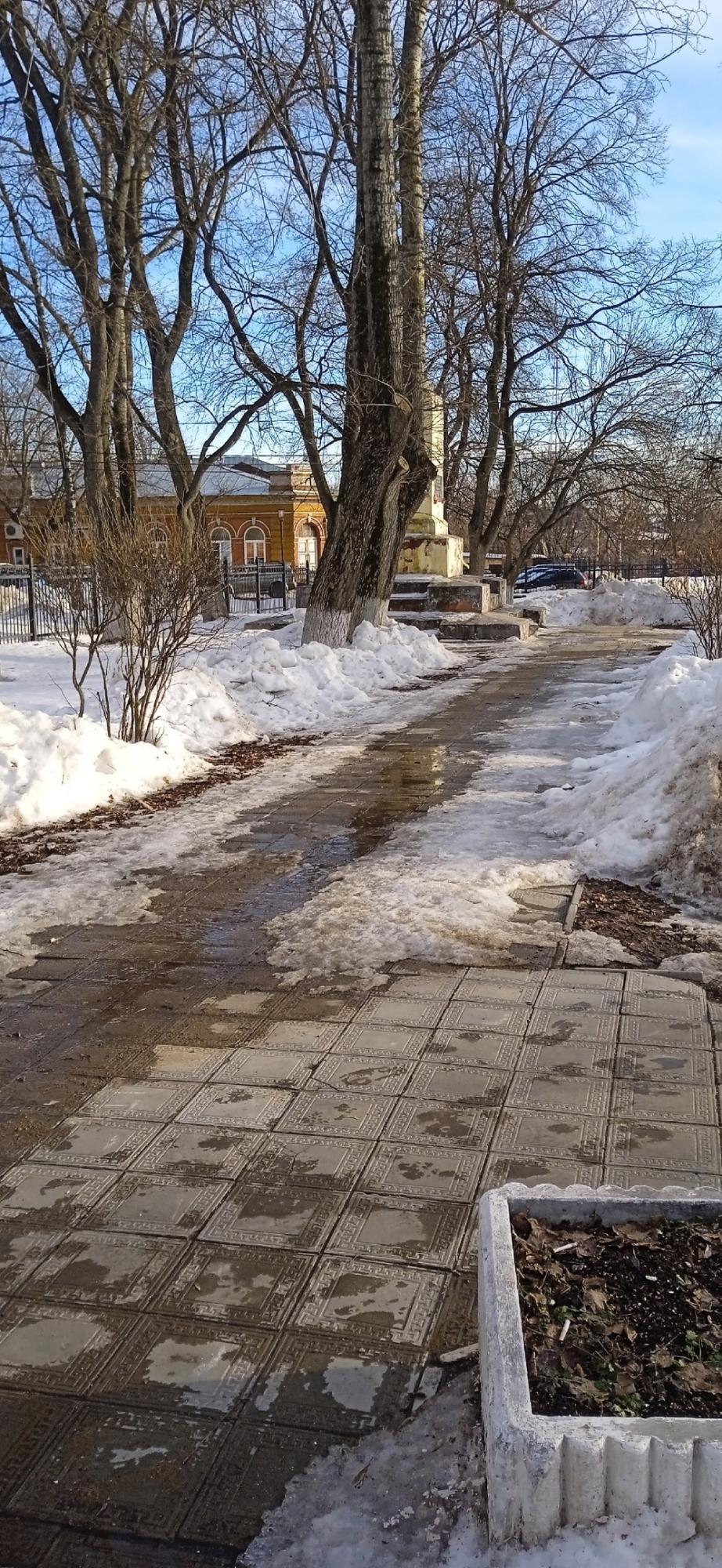 Первомайский район. Сквер Борцам революции по ул. Московской (южная сторона  между ул. Казанской и Динамовским пр-дом)