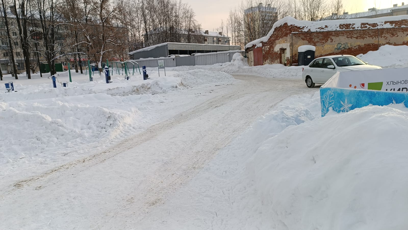 Первомайский район. Стадион по ул. Павла Корчагина в районе дома 39 (Летний  парк) микрорайон Коминтерновский