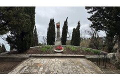 Братская могила в Пионерском парке Алупки